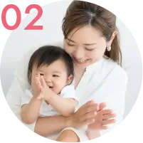 赤ちゃんを抱きしめて微笑む母親