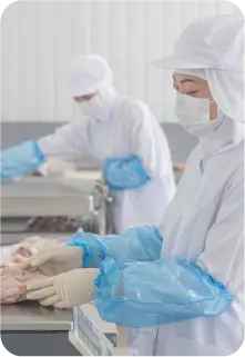 衛生管理された工場で離乳食を製造するスタッフ