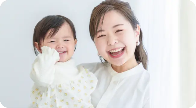 笑顔の赤ちゃんと母親