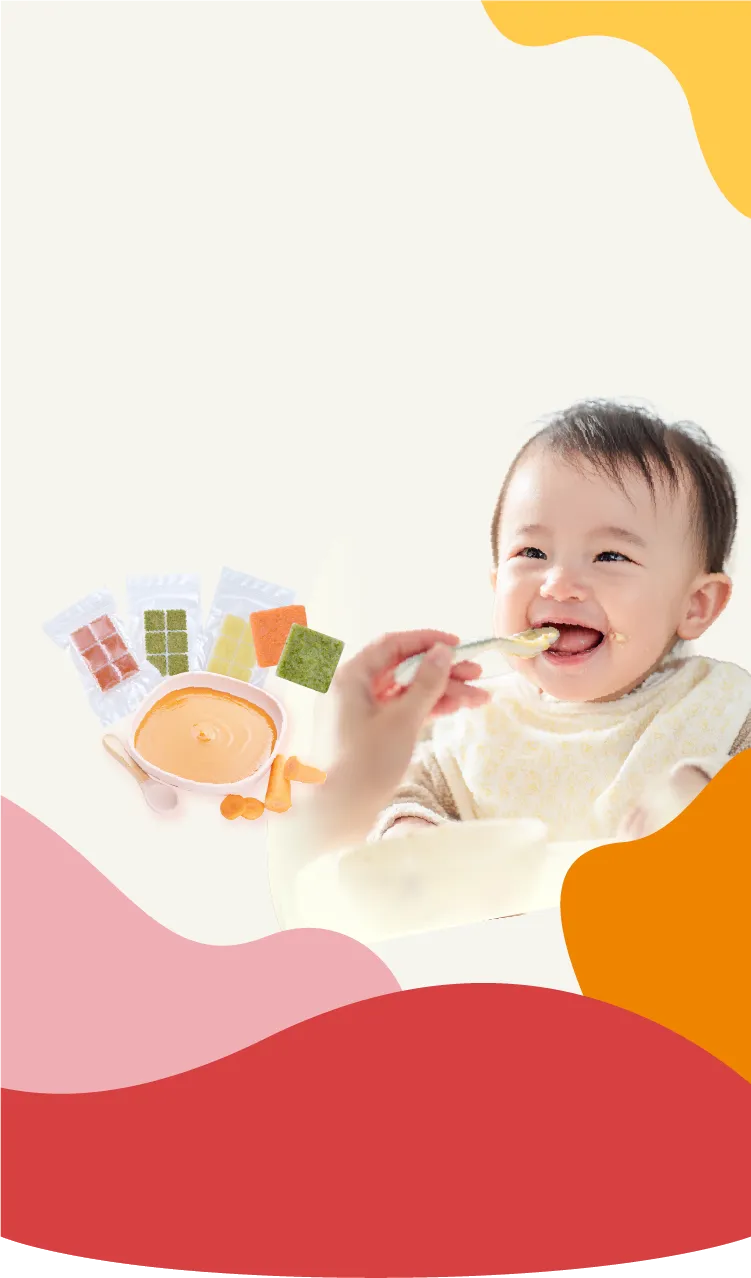 離乳食を笑顔で食べる赤ちゃんとキューブ状の離乳食