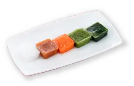 白い皿に並んだキューブ状の冷凍離乳食