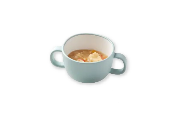 両手付きカップに入ったとろみのある離乳食スープ
