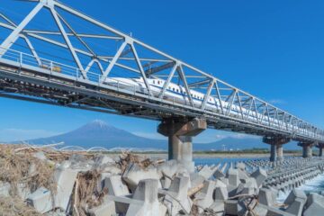 【赤ちゃんと旅行・外出】離乳食はどうする?持ち物リスト、市販品の選び方、手作りの注意点を解説