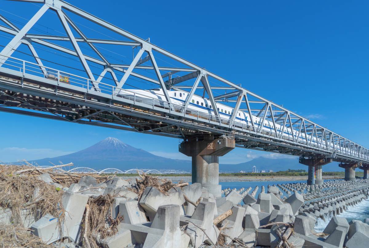 【赤ちゃんと旅行・外出】離乳食はどうする？持ち物リスト、市販品の選び方、手作りの注意点を解説